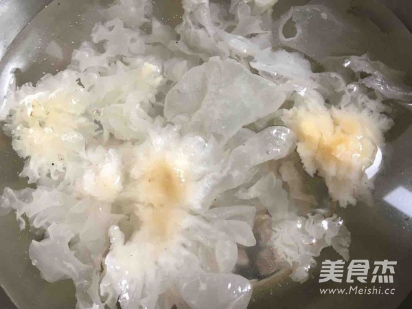 银耳雪梨汤煲的做法步骤：10