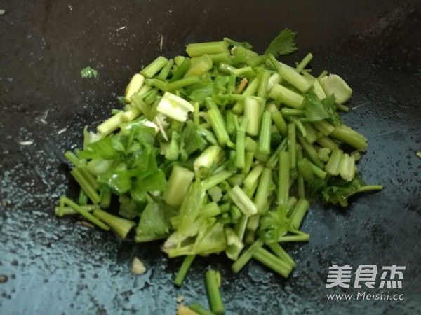 芹菜炒牛肉的做法步骤：5