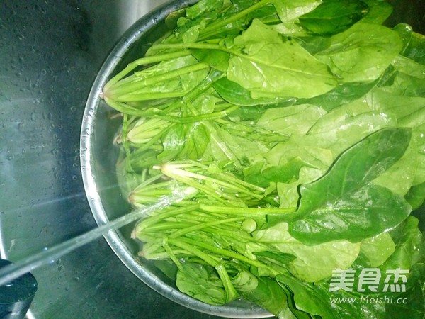 菠菜汁、胡萝卜汁面食的做法步骤：1