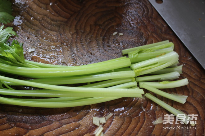 芹菜嫩牛肉丝的做法步骤：7