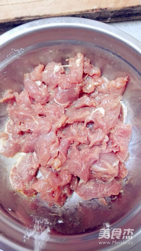 葱爆肉的做法步骤：1