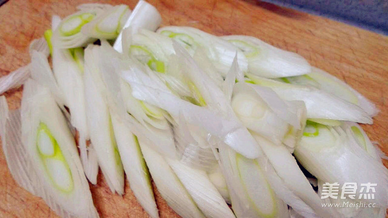 葱爆肉的做法步骤:2