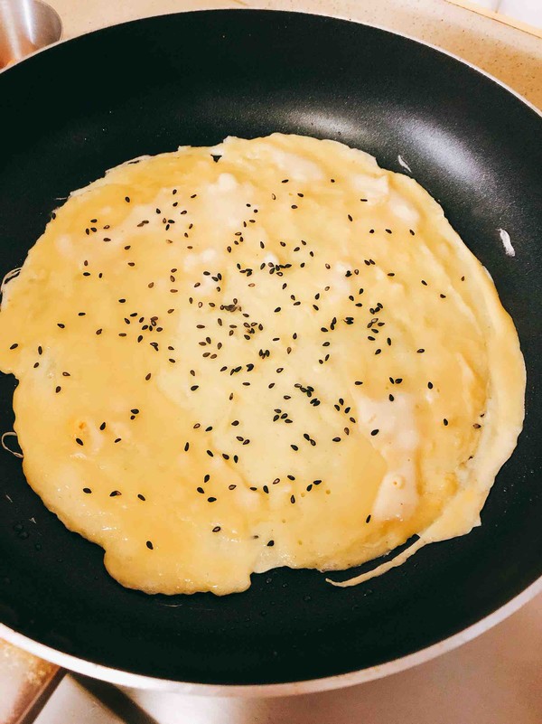 蛋饼卷生菜牛肉肠的做法步骤：4