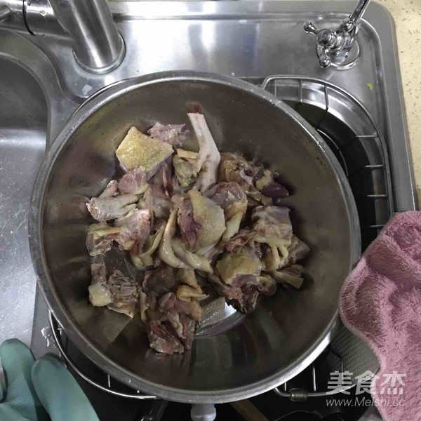 小鸡炖蘑菇的做法步骤：1