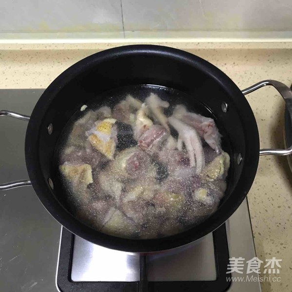 小鸡炖蘑菇的做法步骤:3