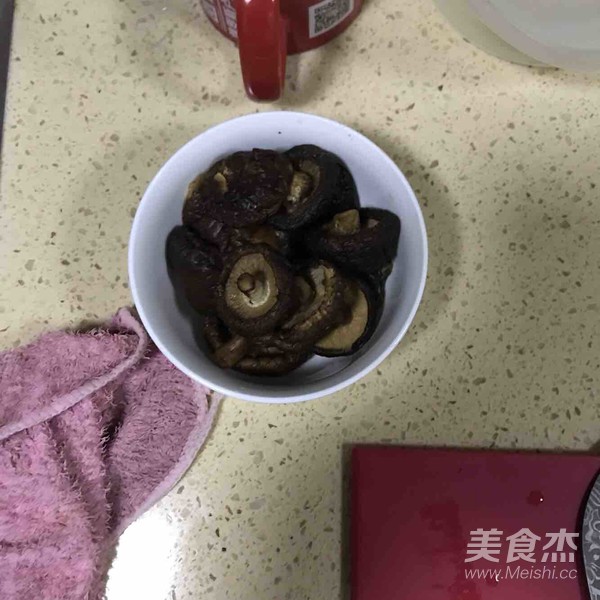 小鸡炖蘑菇的做法步骤:2