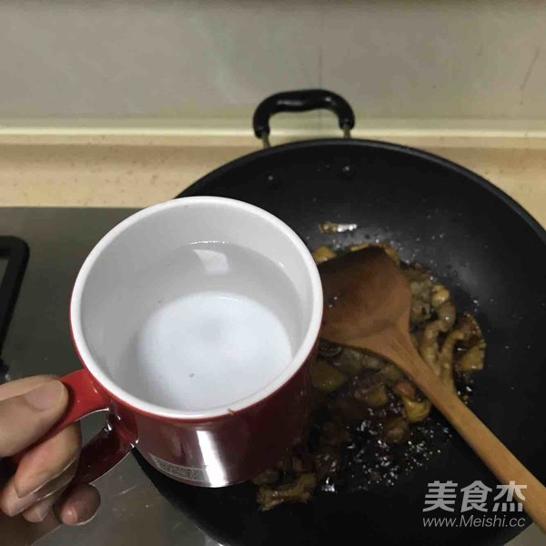 小鸡炖蘑菇的做法步骤:7
