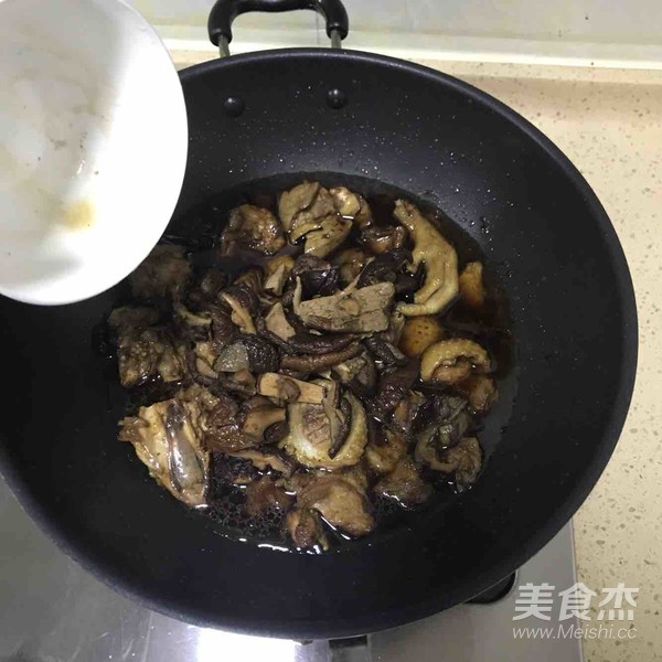 小鸡炖蘑菇的做法步骤:8