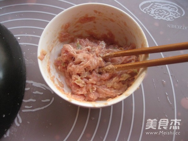 鲜肉小馄饨的做法步骤：2