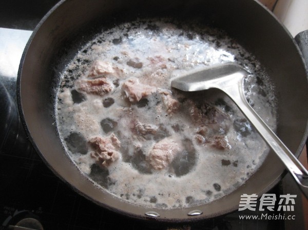 葱香排骨的做法步骤:2