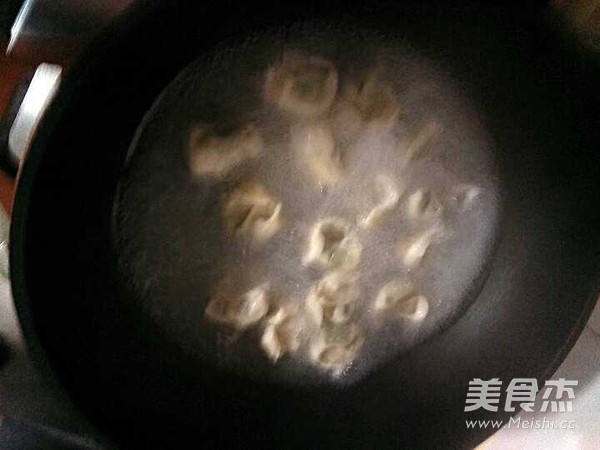 咖喱虾仁馄饨的做法步骤：1