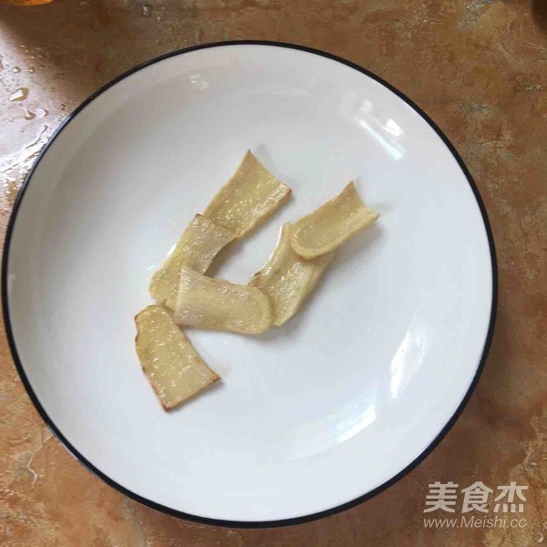 蜜汁酱油快速做鸡翅的做法步骤：2