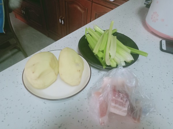 芹菜炒土豆的做法步骤：1