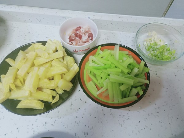 芹菜炒土豆的做法步骤:2