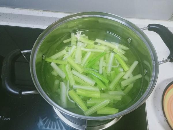 芹菜炒土豆的做法步骤:3