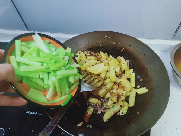 芹菜炒土豆的做法步骤:7