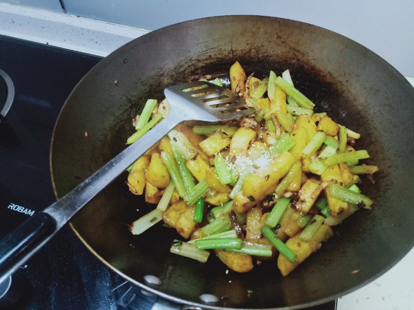 芹菜炒土豆的做法步骤:9