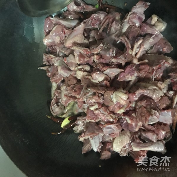 红烧鸽子肉的做法步骤：6