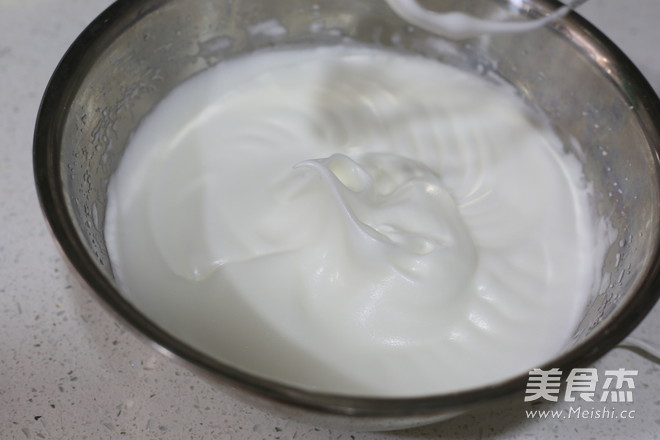 酸酸甜甜的滋味--百香果酸奶戚风蛋糕的做法步骤:6