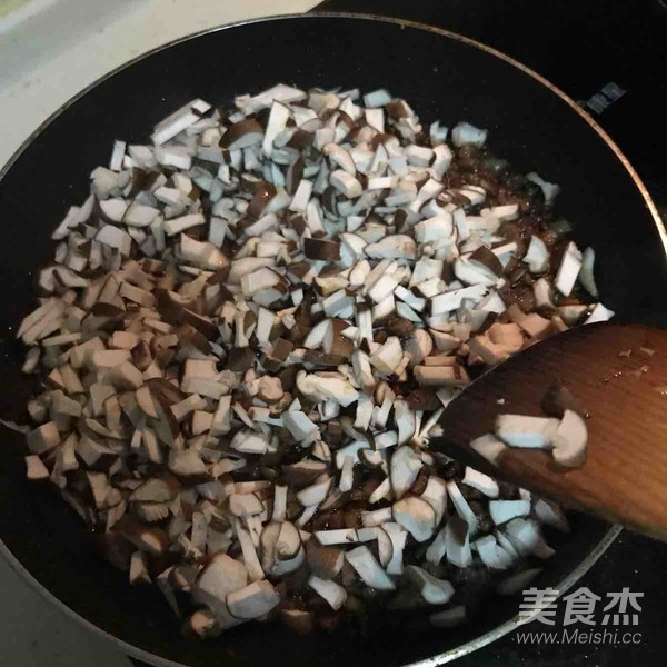 香菇包子的做法步骤:10