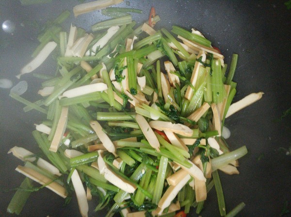 芹菜炒香干的做法步骤:7