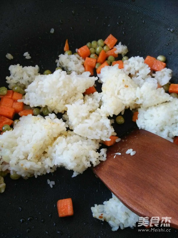 菠萝炒饭的做法步骤:11