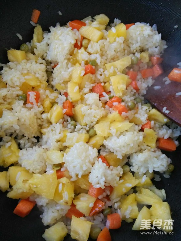 菠萝炒饭的做法步骤:11