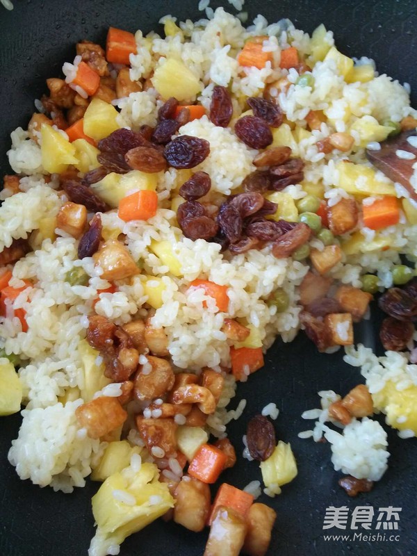 菠萝炒饭的做法步骤:11