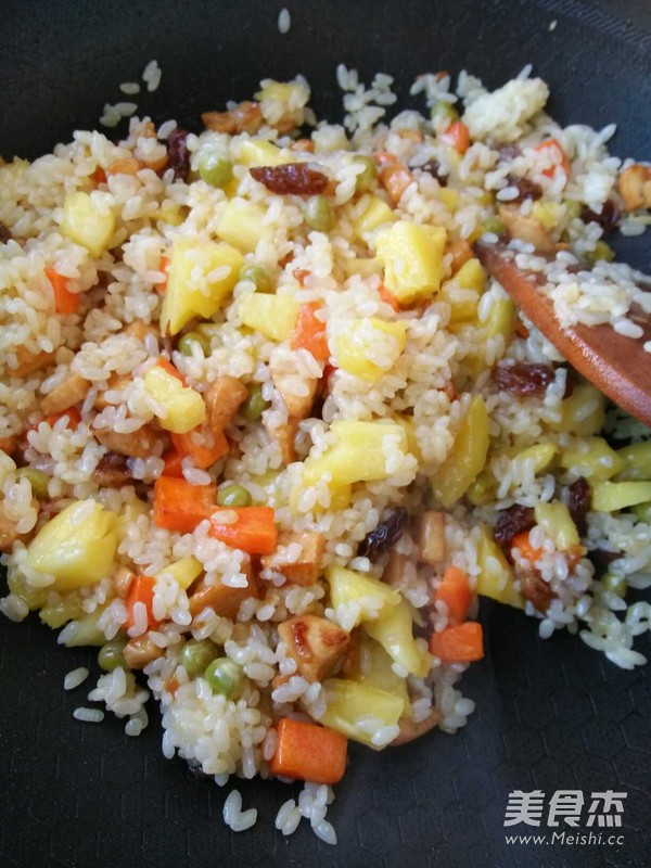 菠萝炒饭的做法步骤:11