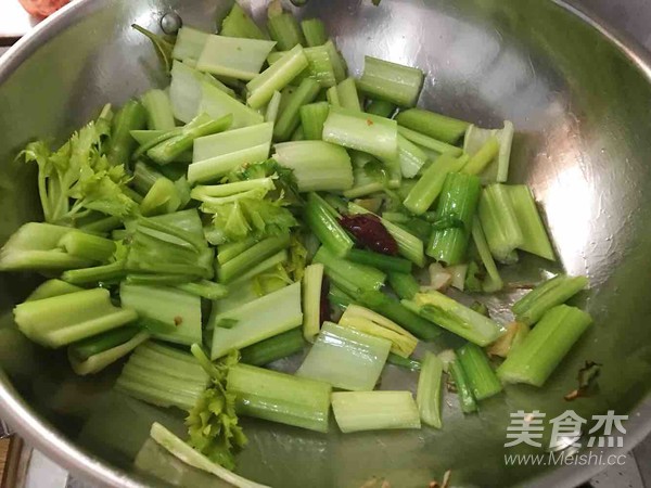 芹菜炒豆腐的做法步骤：7