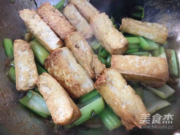 芹菜炒豆腐的做法步骤：7