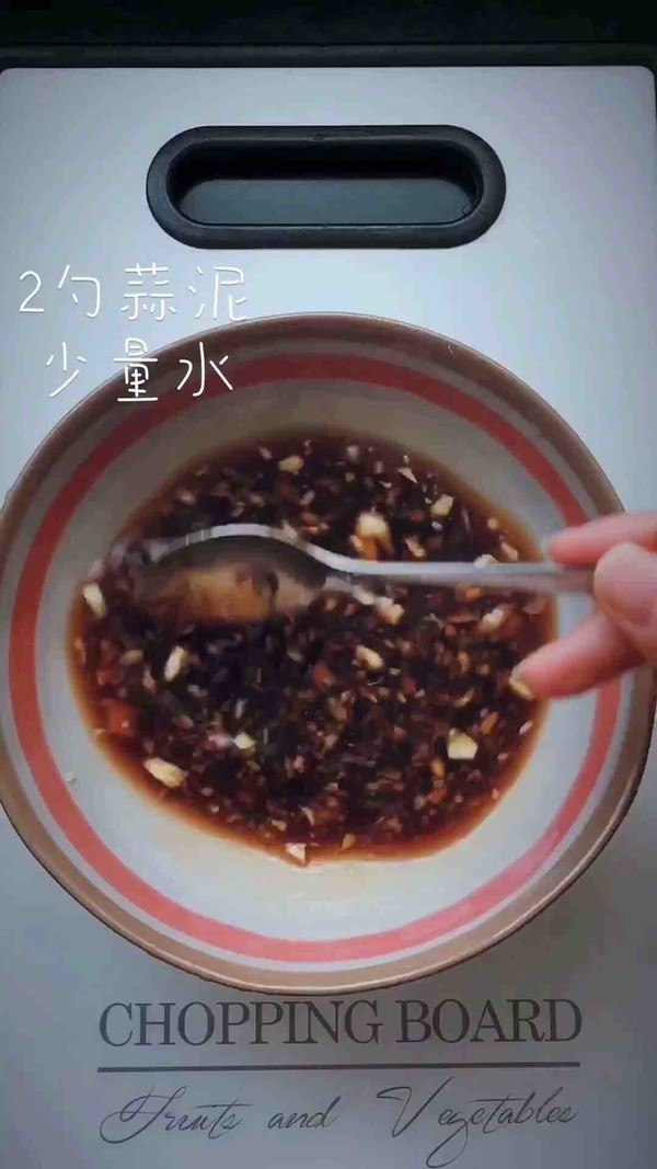 吮指鸡翅的做法步骤：1