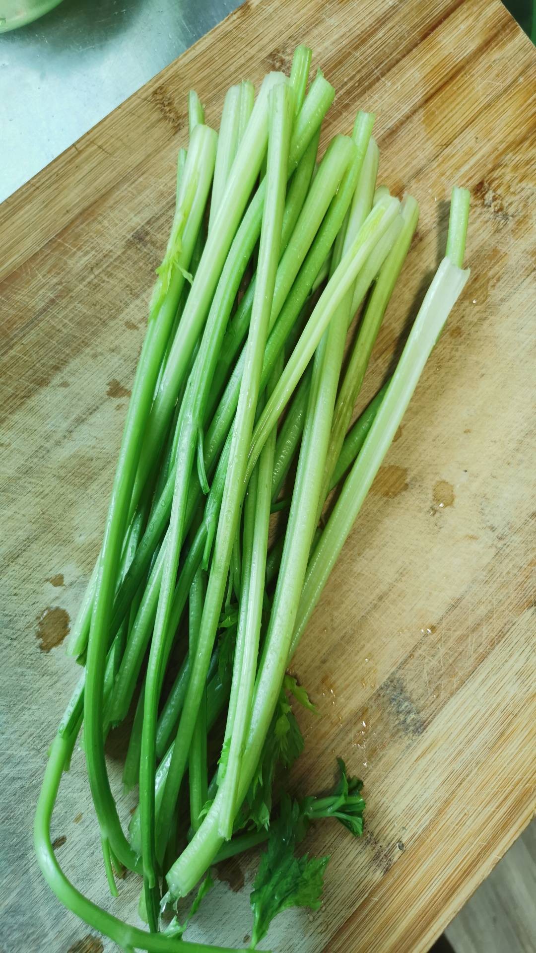 清炒芹菜的做法步骤：1