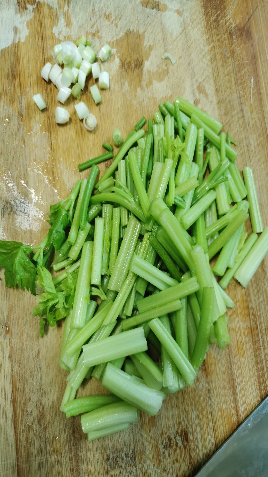 清炒芹菜的做法步骤：2