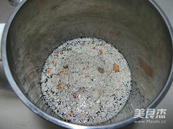 杏仁芝麻豆浆的做法步骤:4