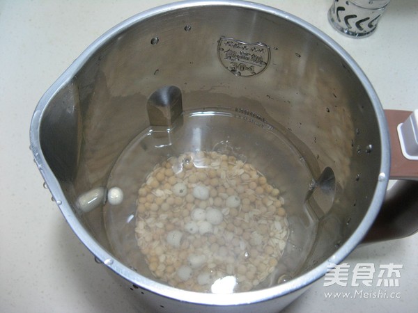 燕麦莲子豆浆的做法步骤:2