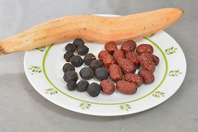 红枣桂圆红薯粥的做法步骤:2