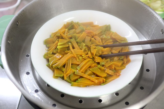 南瓜豆沙包的做法步骤:2