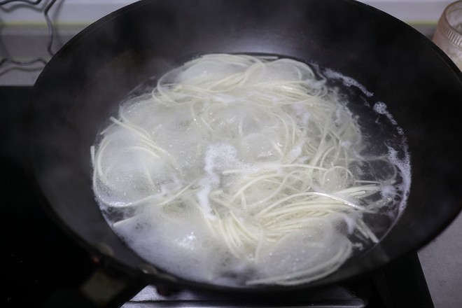 鸡蛋圆白菜面的做法步骤:6