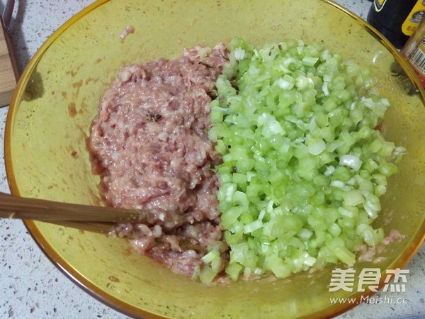 芹菜鲜肉饺子的做法步骤：4