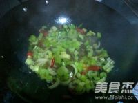 西芹炒牛肉的做法步骤：7