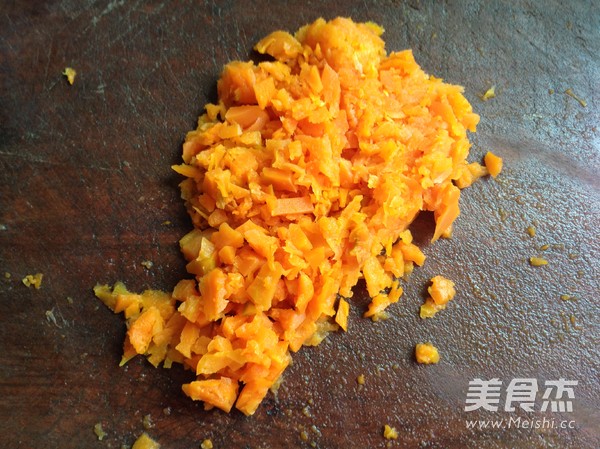 胡萝卜泥炒豆渣的做法步骤:2