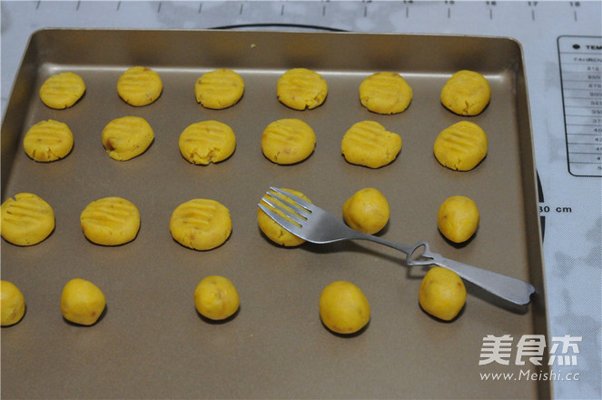 红糖蛋黄饼干的做法步骤:9