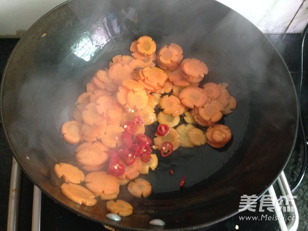 花片胡萝卜炒莴笋的做法步骤：4