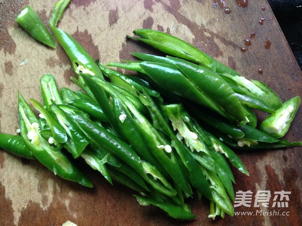 辣椒爆炒乌鸡的做法步骤:2