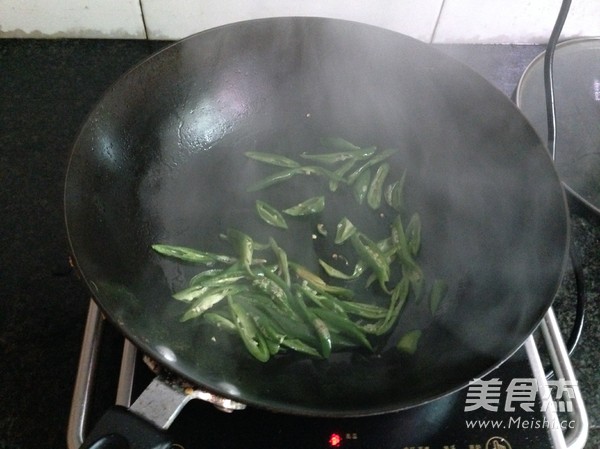 辣椒爆炒乌鸡的做法步骤:4