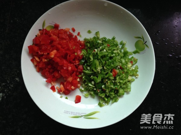 双色鸡蛋炒豆渣的做法步骤:2