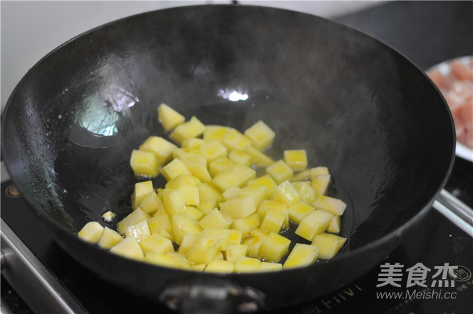 土豆烧鸡胸肉的做法步骤：3