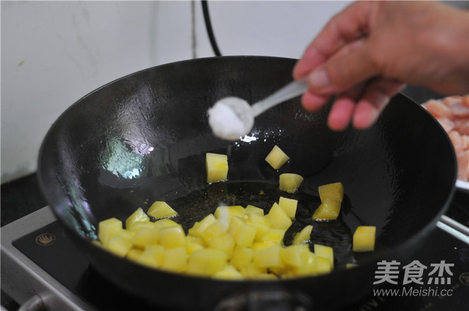 土豆烧鸡胸肉的做法步骤：4