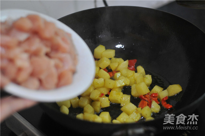 土豆烧鸡胸肉的做法步骤：6